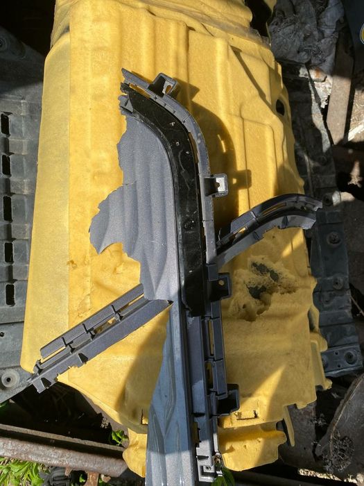 Частина передньої ришітки Chevrolet Bolt EUV запчастини деталі шрот