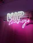 Neon napis duży VIP lounge dość duży