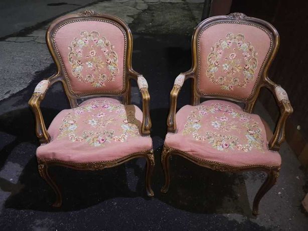 fotele w stylu ludwikowskim z haftowaną tapicerką