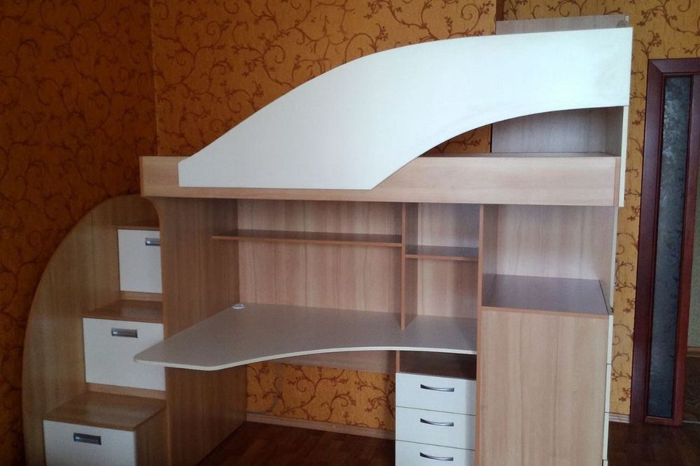 Детский уголок с кроватью, столом, шкафом для одежды, матрасом,