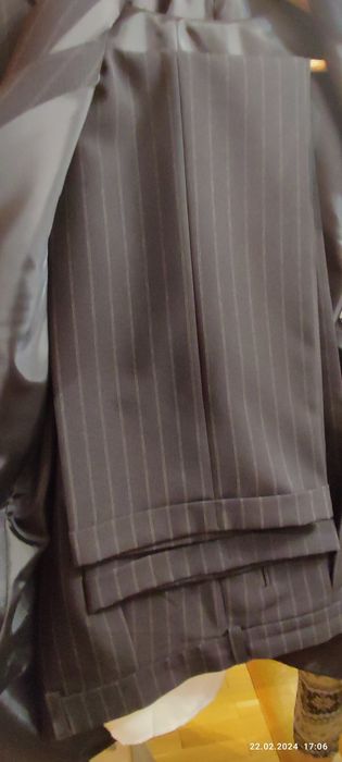 Garnitur czarny w prążki