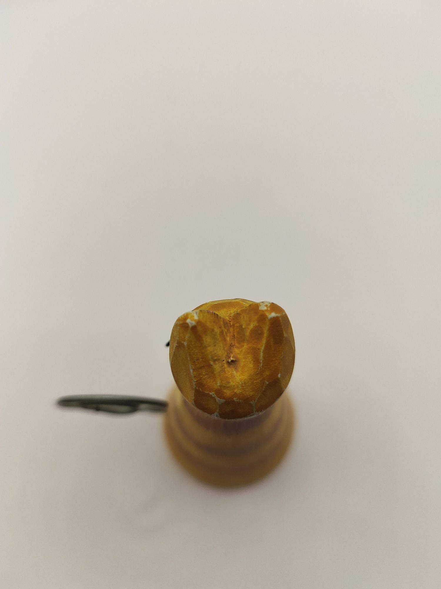 Kot drewniana figurka metalowy ogon wąsy