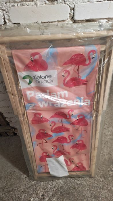 Nowy leżak drewniany plażowy.