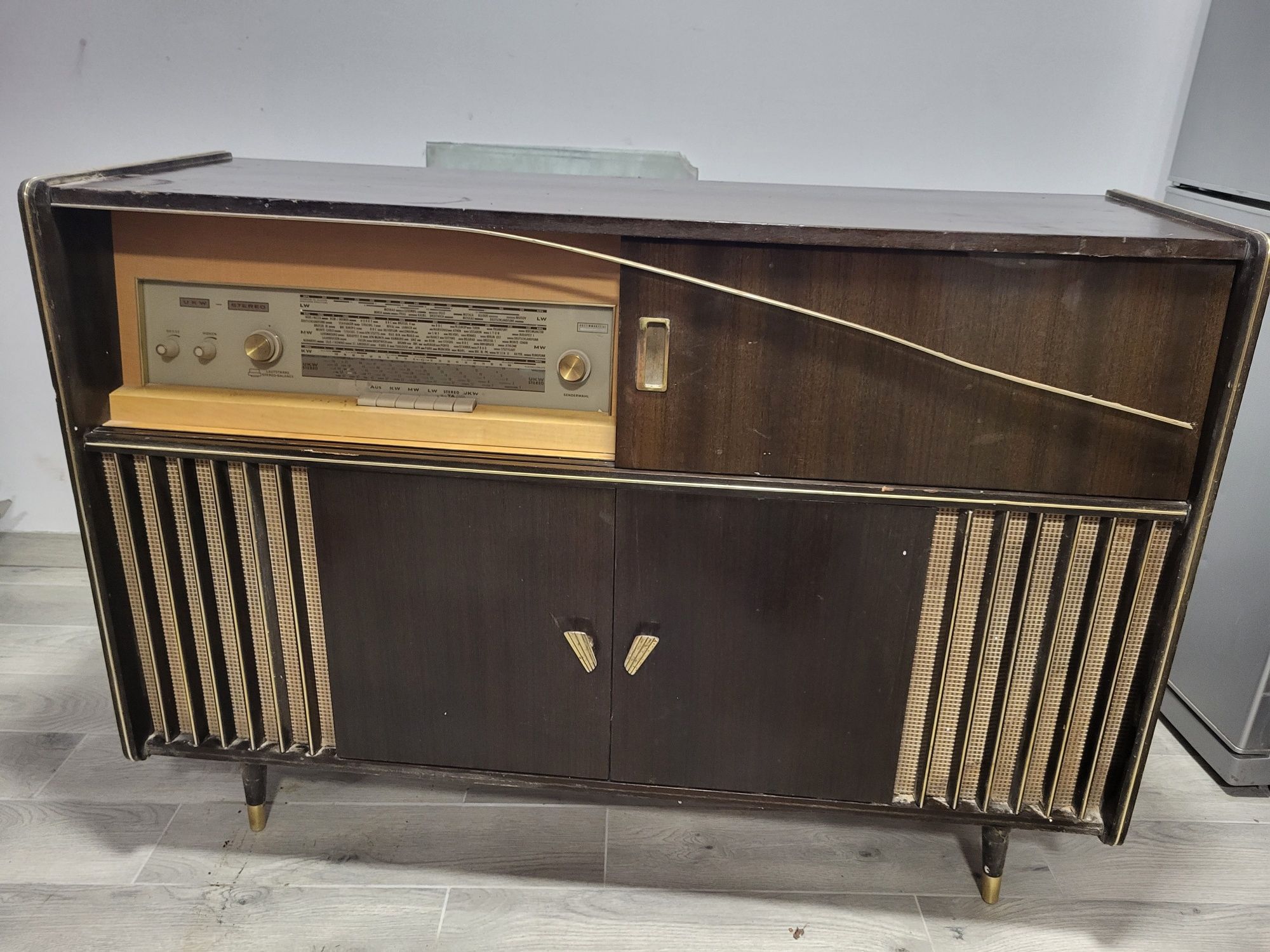 Radio komoda antyk.