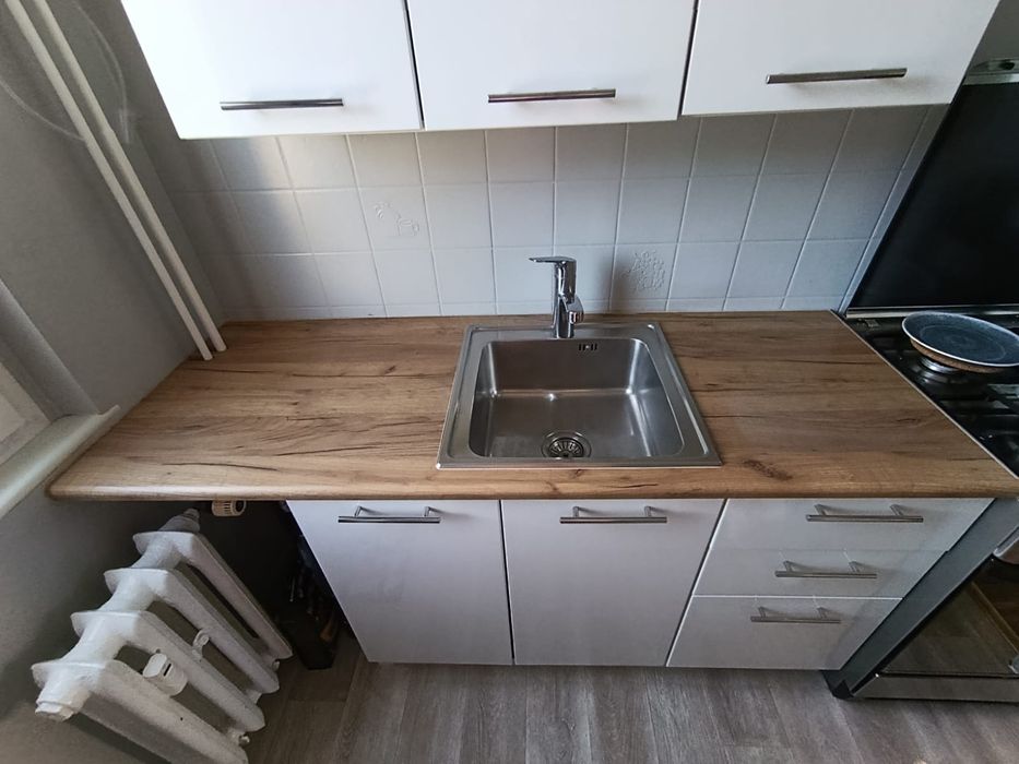 Szafki kuchenne z blatem i zlewem