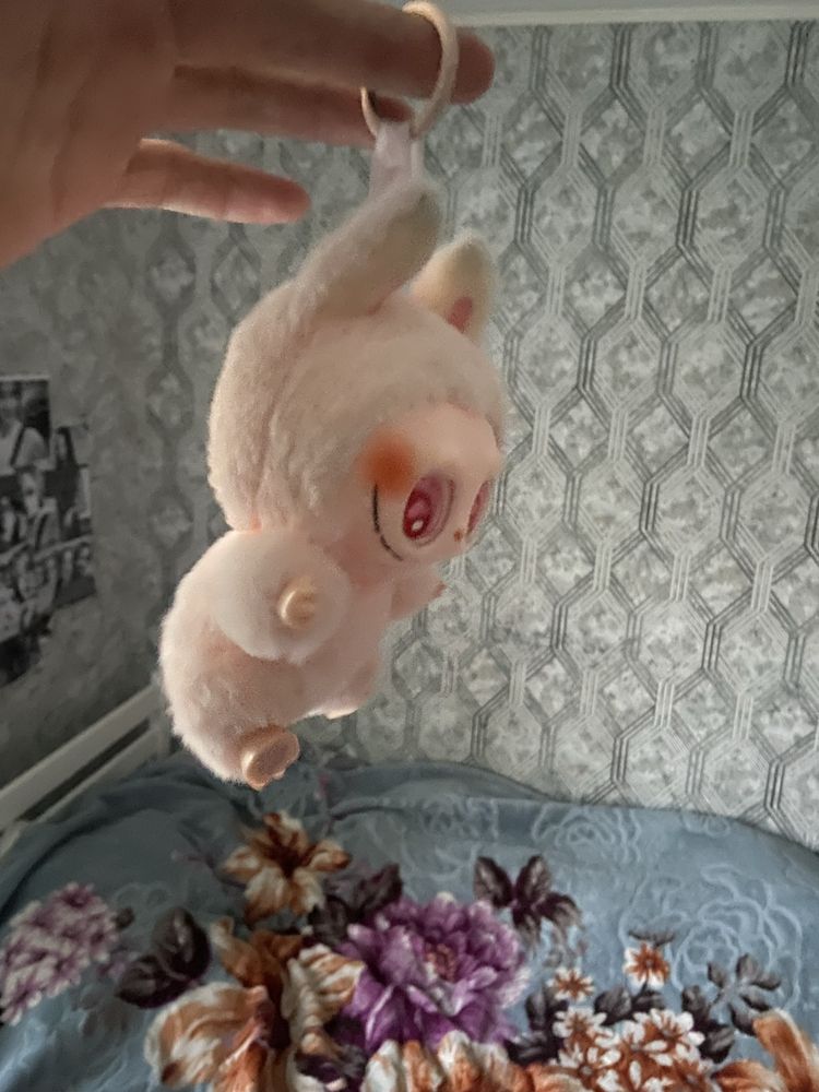 Лабубу рожевого кольору