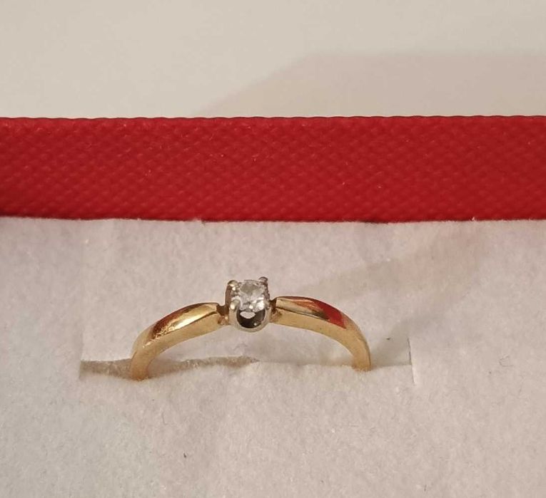 Złoty pierścionek z diamentem