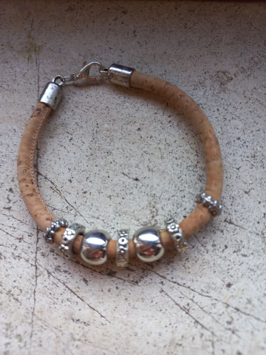 Duas pulseiras  em cortiça,  com aplicações  em metal..
