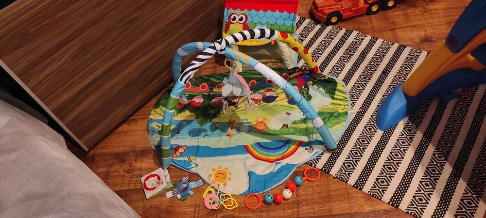 Mata edukacyjna dla niemowlaka + zabawki, gryzaki
