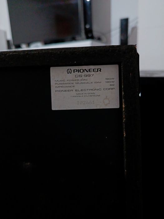 Par de colunas Pioneer! Com algumas marcas de uso...