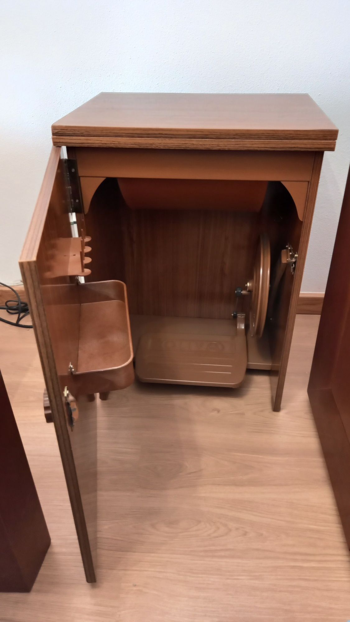 Móvel máquina costura Oliva, em mogno
