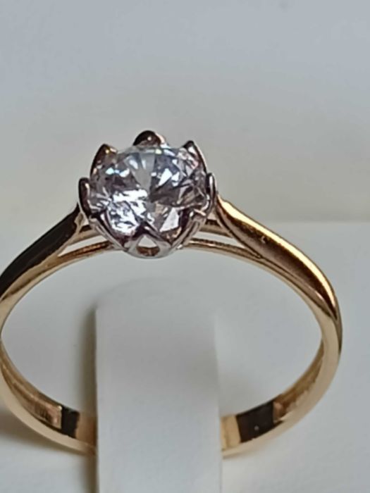 Złoty pierścionek 585 z brylantem 1,02 ct  (certyfikat)