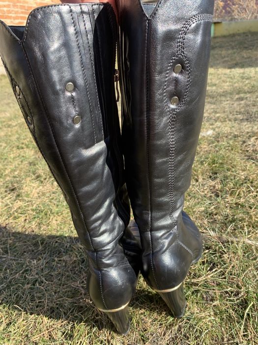 Високі черевики.