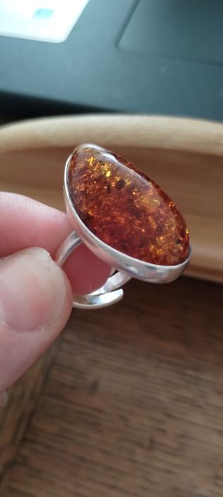 Pierścionek ze srebra z bursztynem