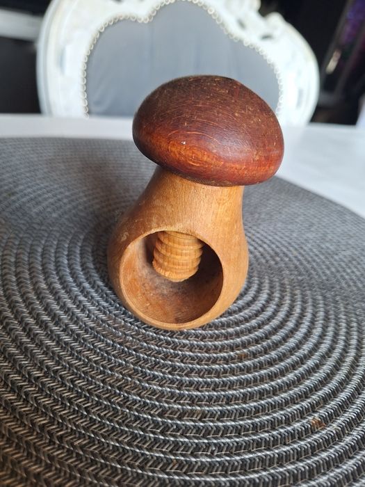 Drewniany grzybek - dziadek do orzechów