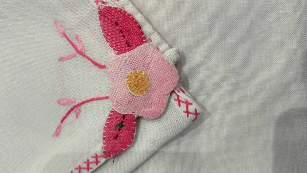 Toalha redonda em cambraia, nova, com aplicações florais