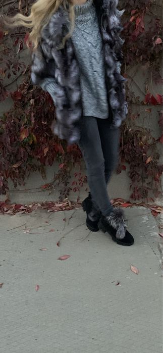 Продам комплект: жилетка песец и ботинки натуральные  с песцом