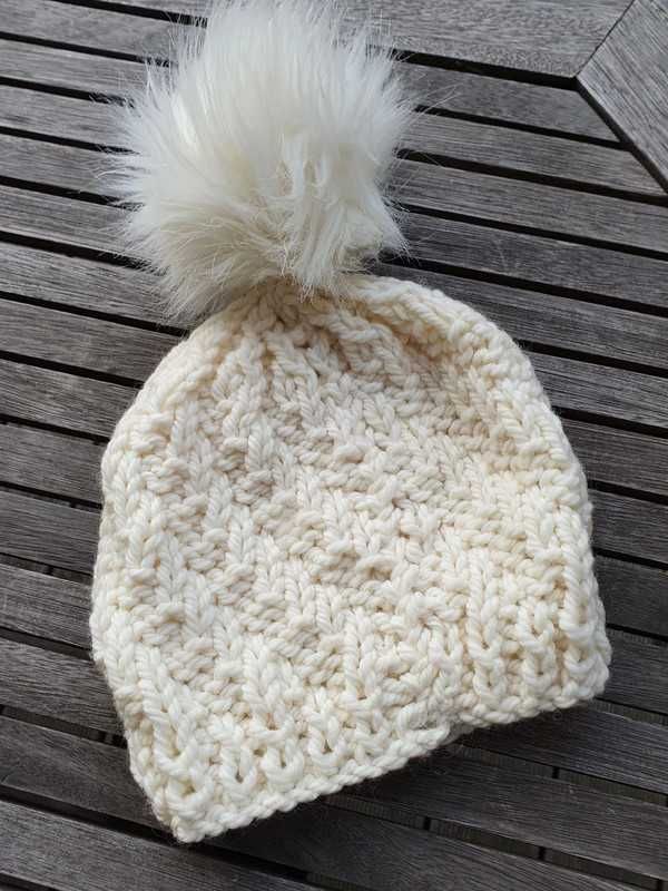 Czapka handmade na drutach biała - 6-12 miesięcy