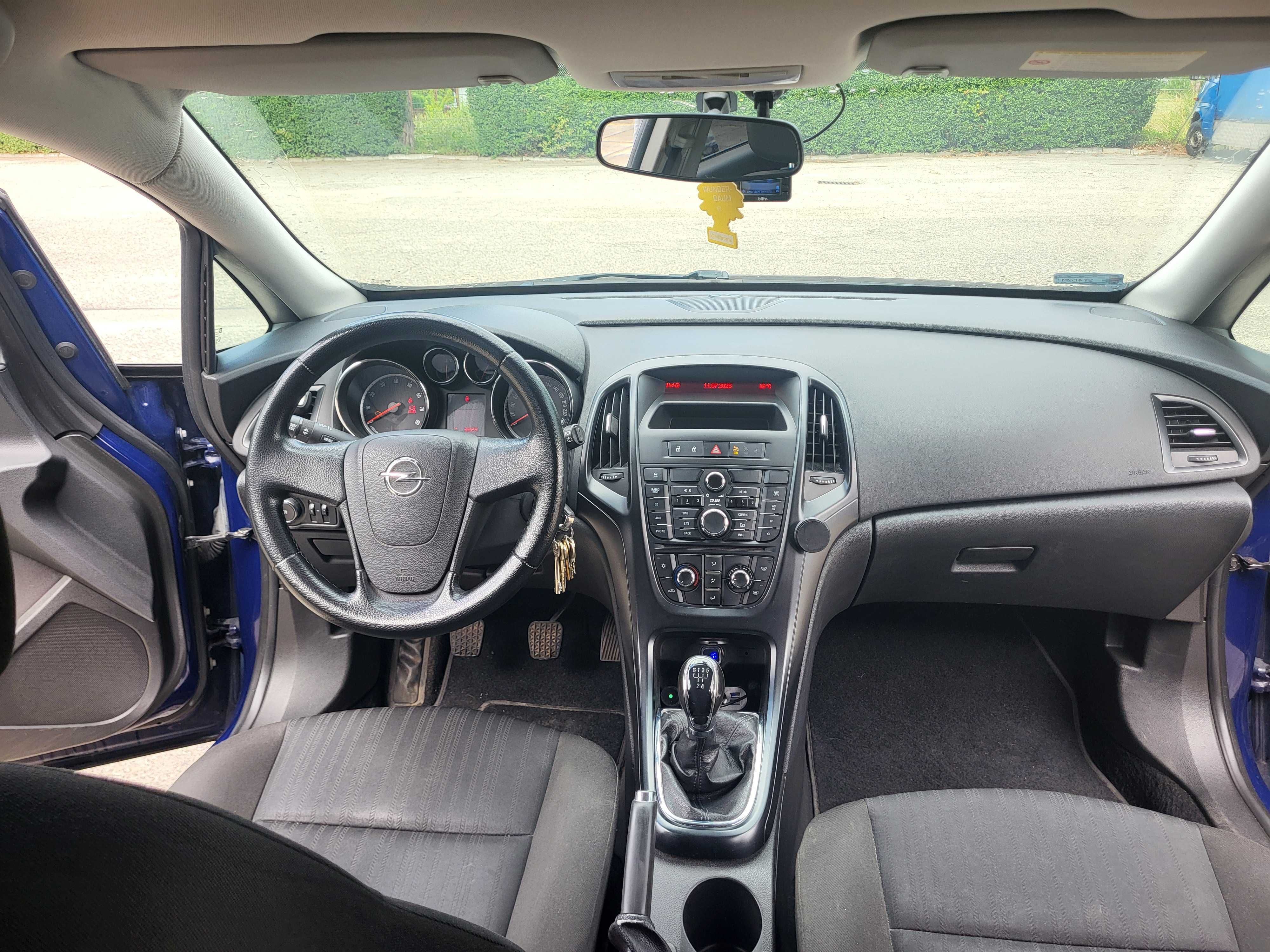 Samochód osobowy Opel Astra J.
