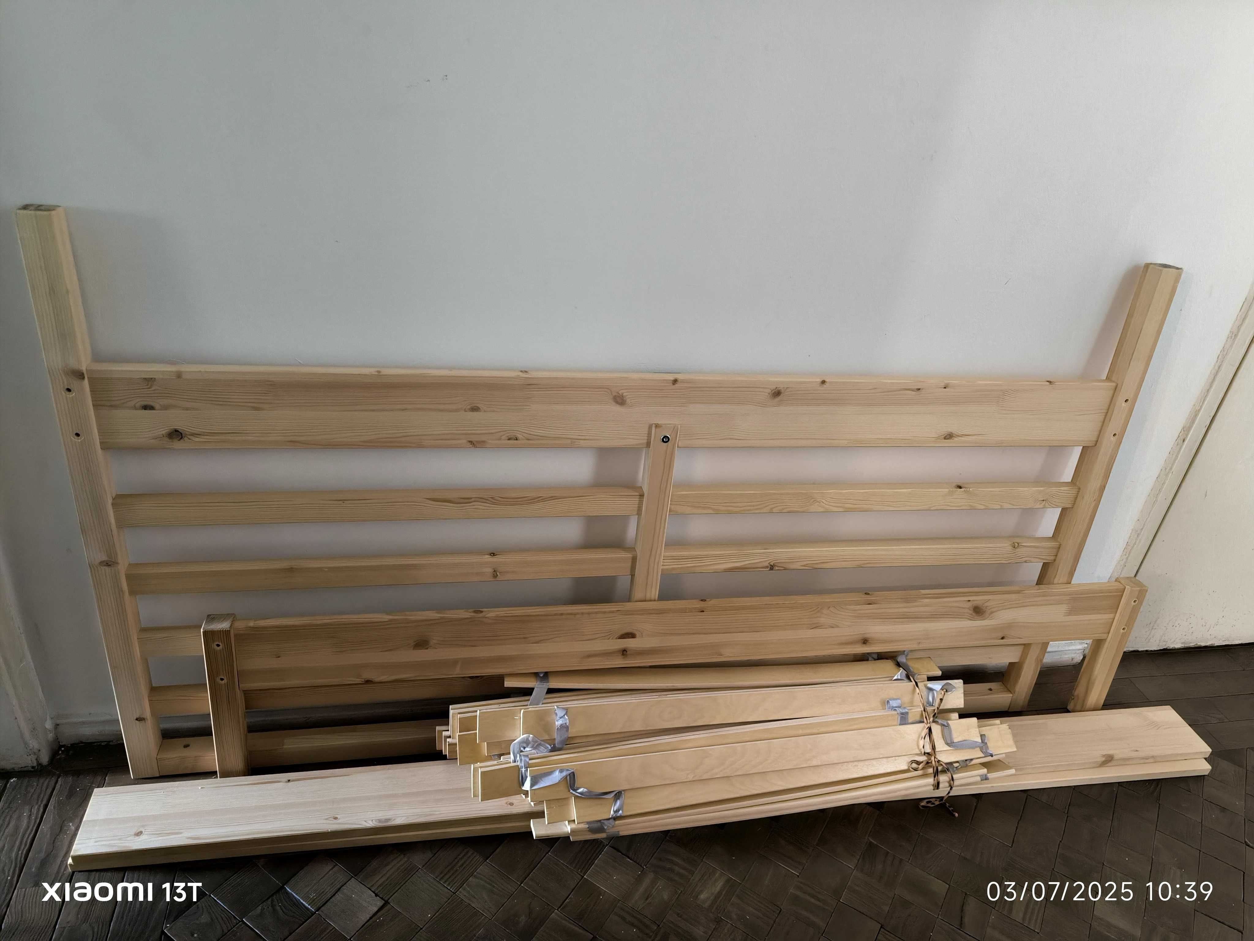 Cama casal em bom estado semi nova.