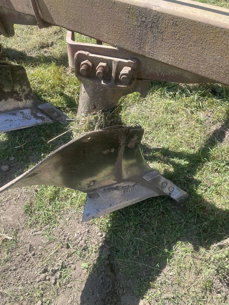 Плуг плн 8-40 в робочому стані