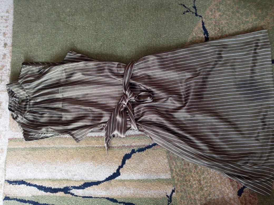 Sukienka oliwkowa aksamitna w paski