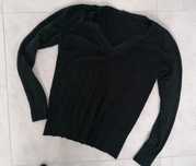 Sweter czarny dekolt serek