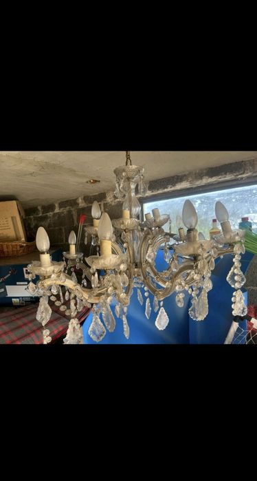 Zabytkowy żyrandol kryształowy
