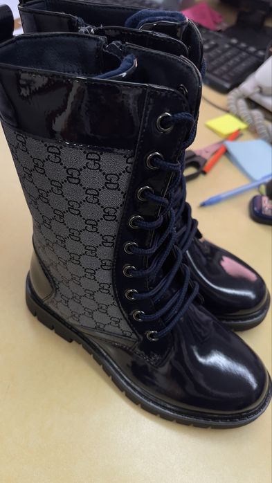 Дітячи чобітки на баєчці