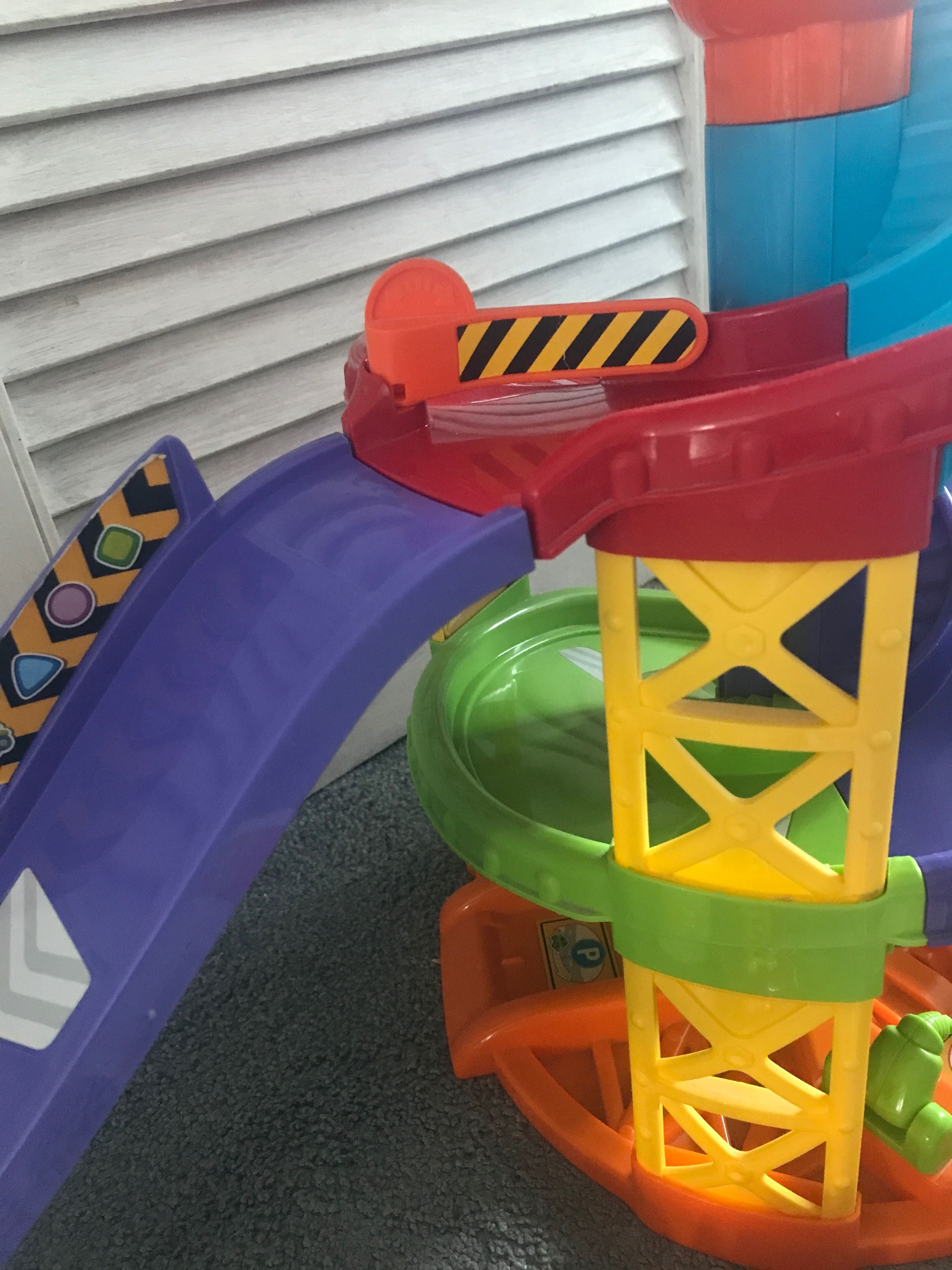 Wieża parkingowa Vtech z dodatkowymi autkami TutTut