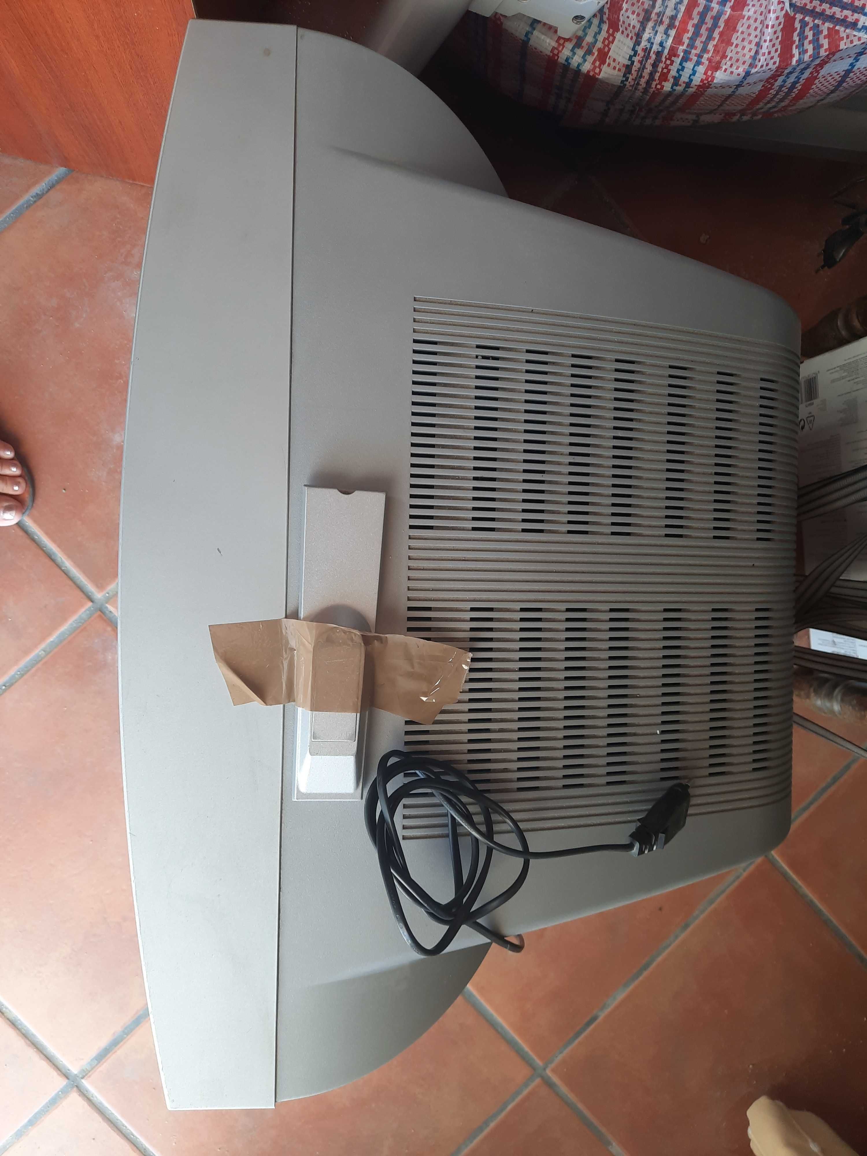 Tv em bom estado, com comando