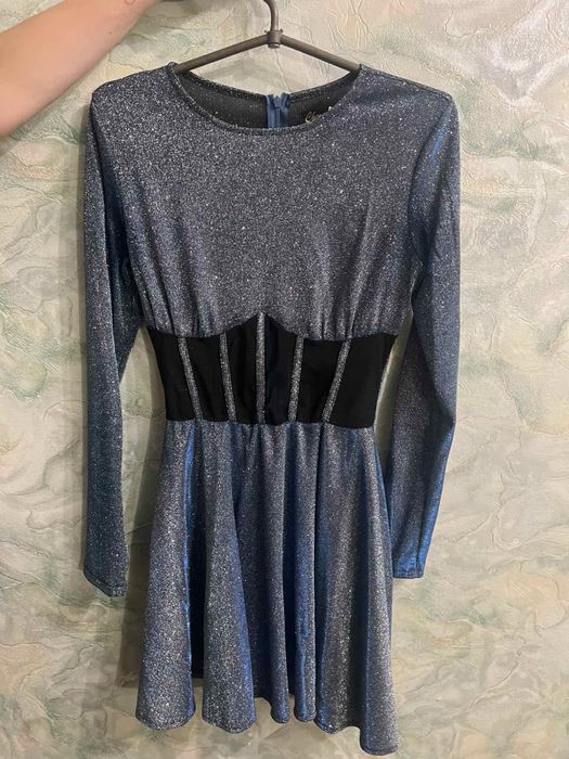 Святкова сукня синього кольору з блискітками