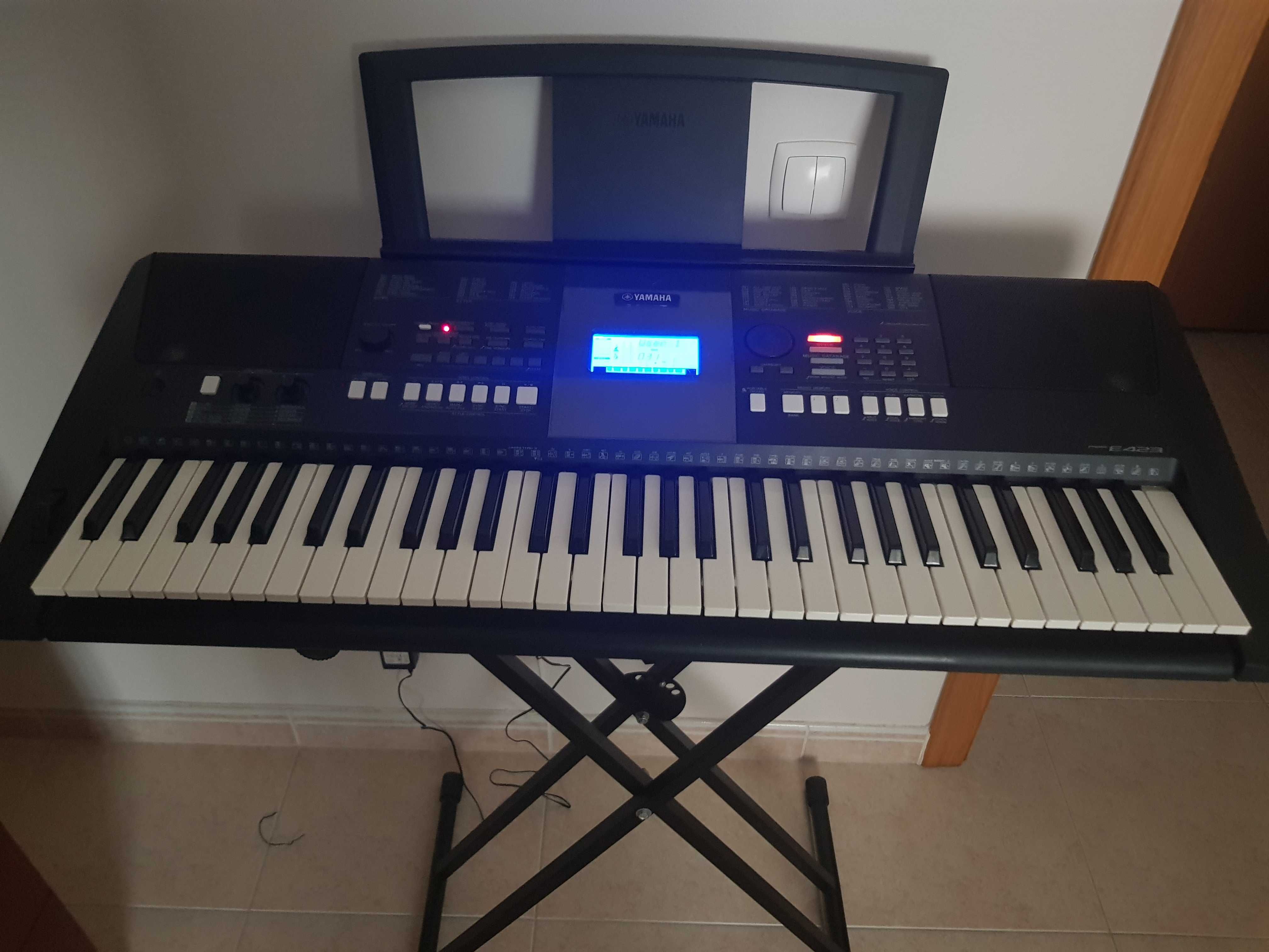 Teclado Yamaha PSR E423+suporte