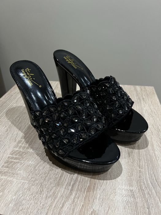 Czarne buty na obcasie