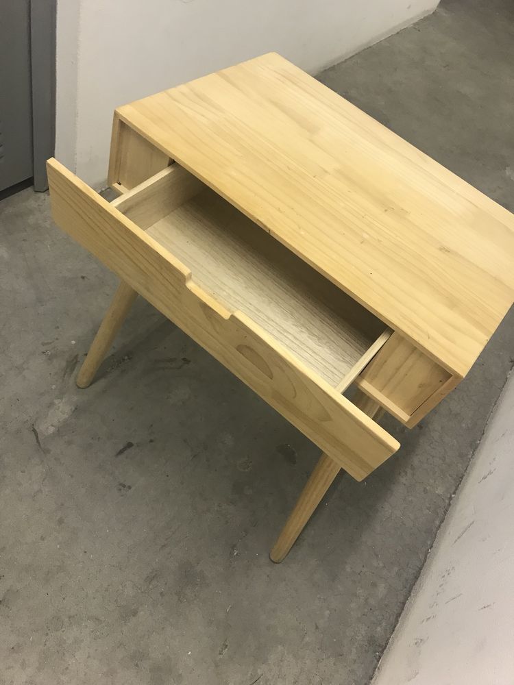 Estante/mesa de cabeceira