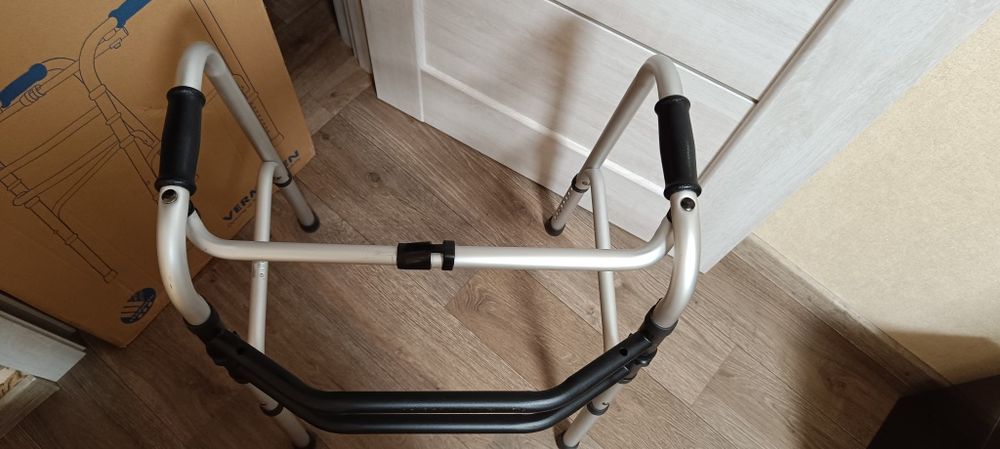 Ходунки для дорослих крокуючі