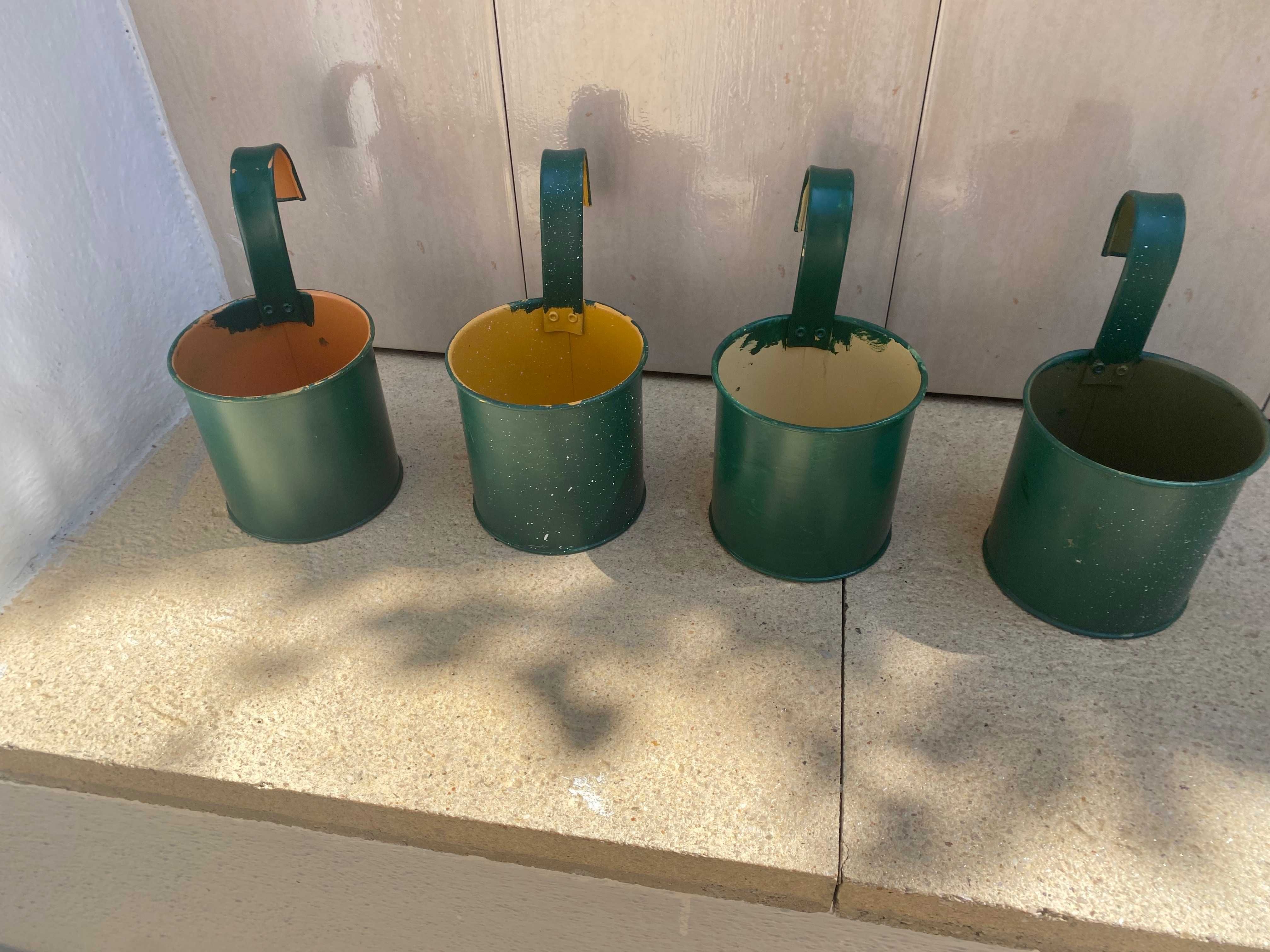 Pequenos vasos de metal para pendurar