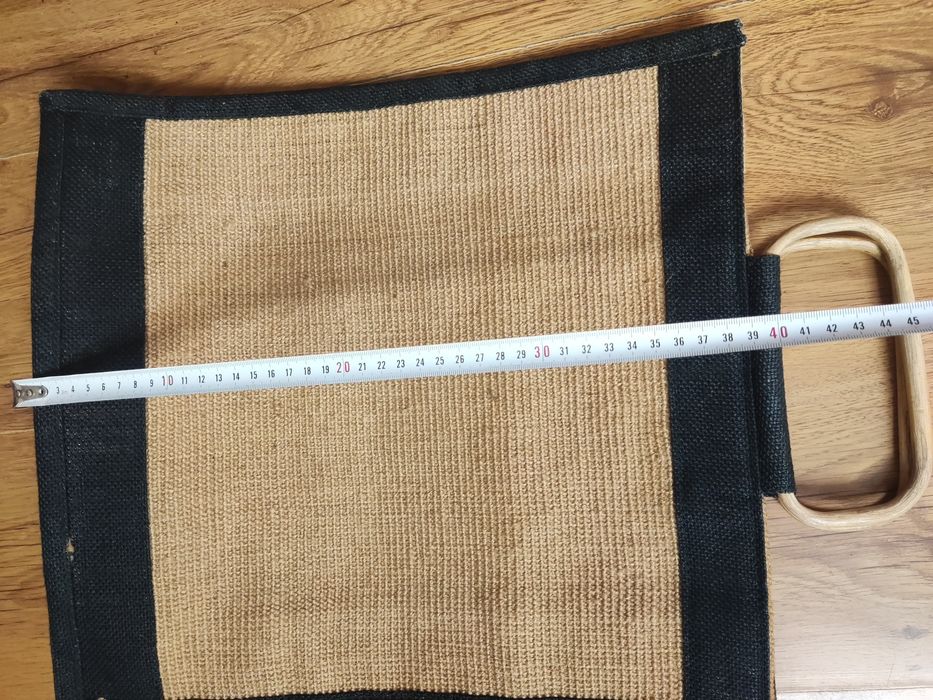 Kurowa torba z drewnianymi rączkami