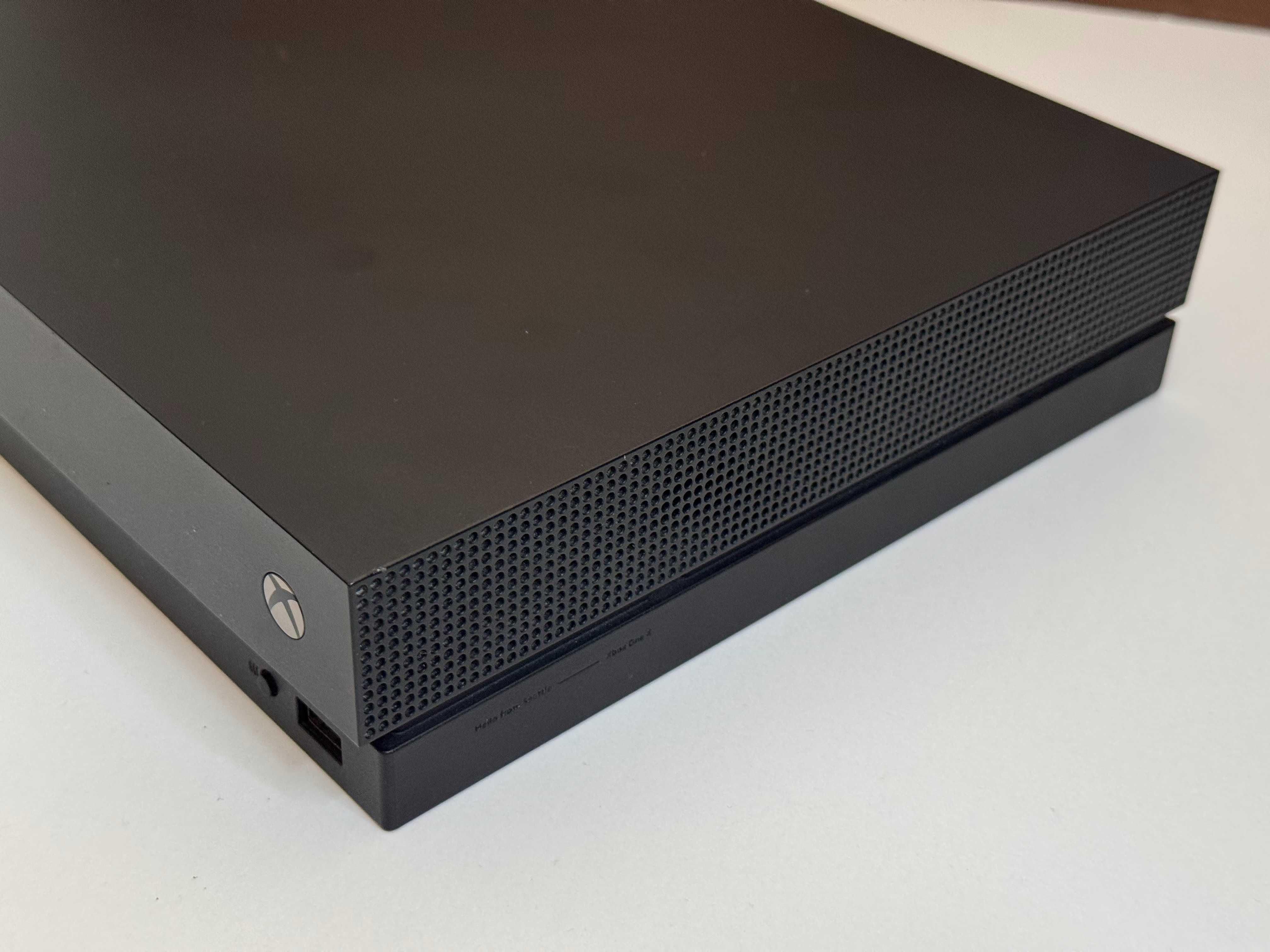 Konsola XBOX ONE X 1TB z Padem Napędem Ładowarką i Akumulatorkami