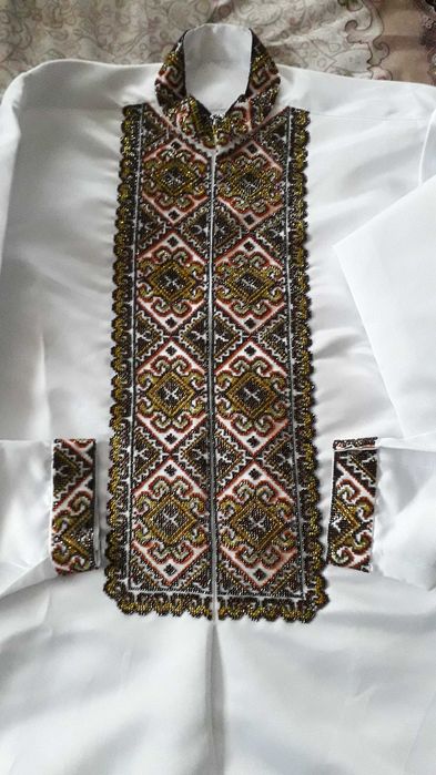 Чоловіча сорочка із бісеру