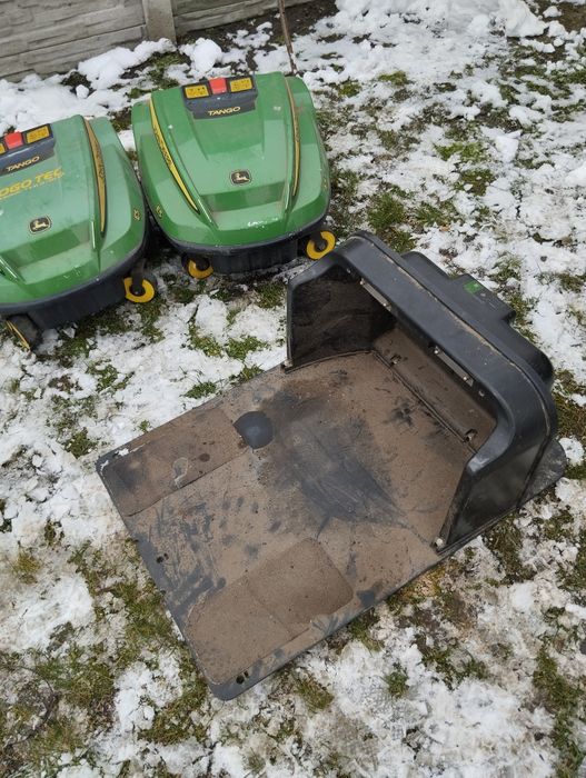 3 roboty koszące kosiarka automatyczna John Deere Tango E5