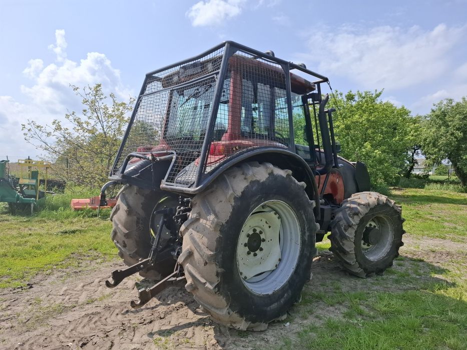 Valtra M150 z zabudową leśną