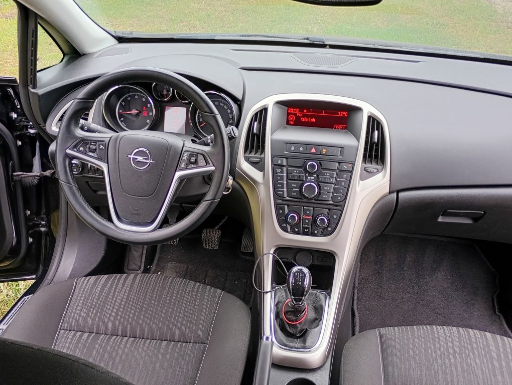 Opel Astra J 2010р. 1.6 115 л.с.