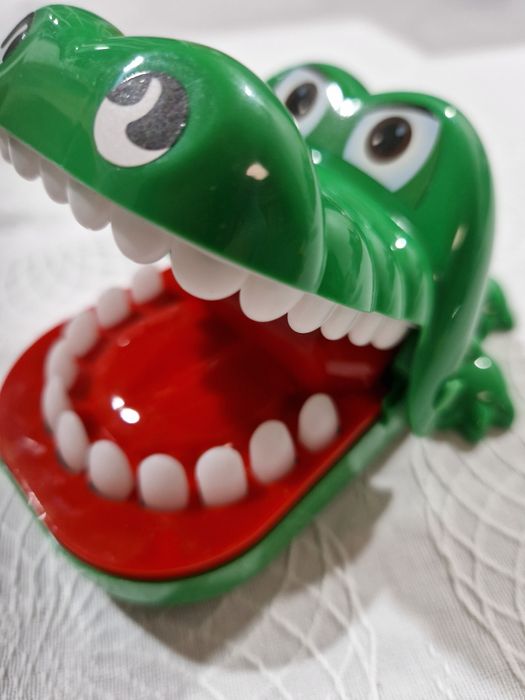 Boneco Crocodilo dentista.  Novo