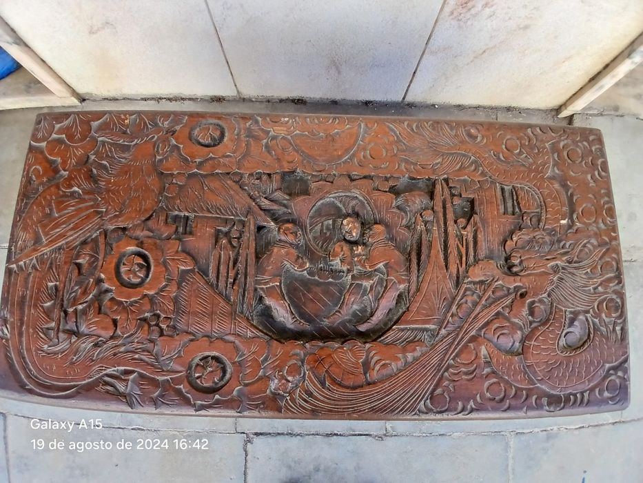 Arca em madeira trabalhada