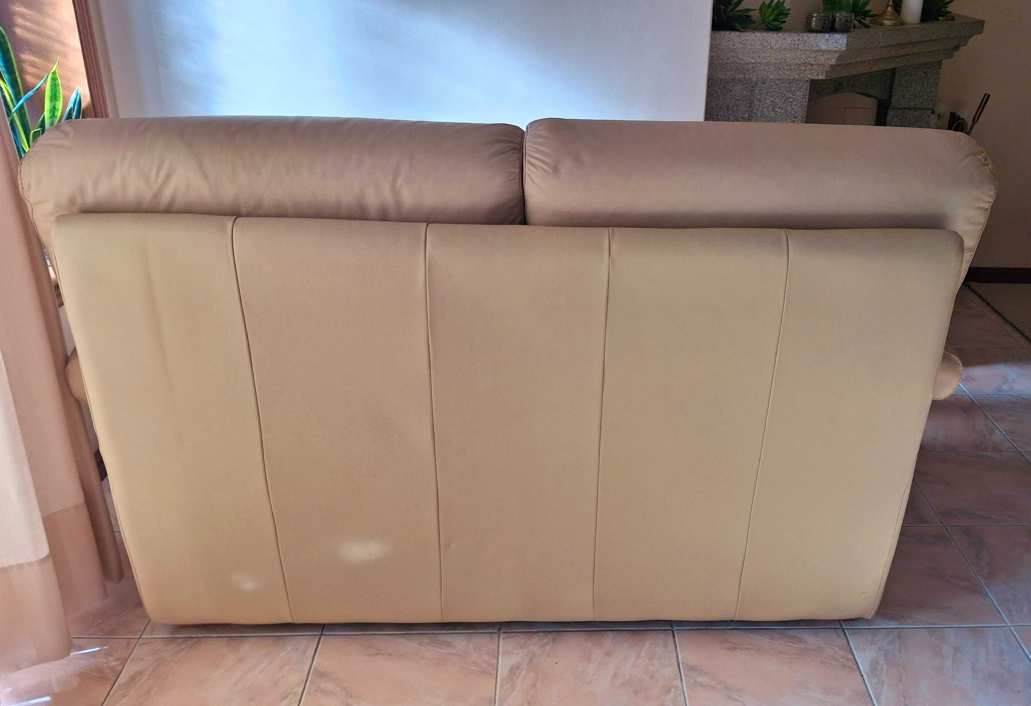Sofá em pele bege 2 lugares 150x95x93