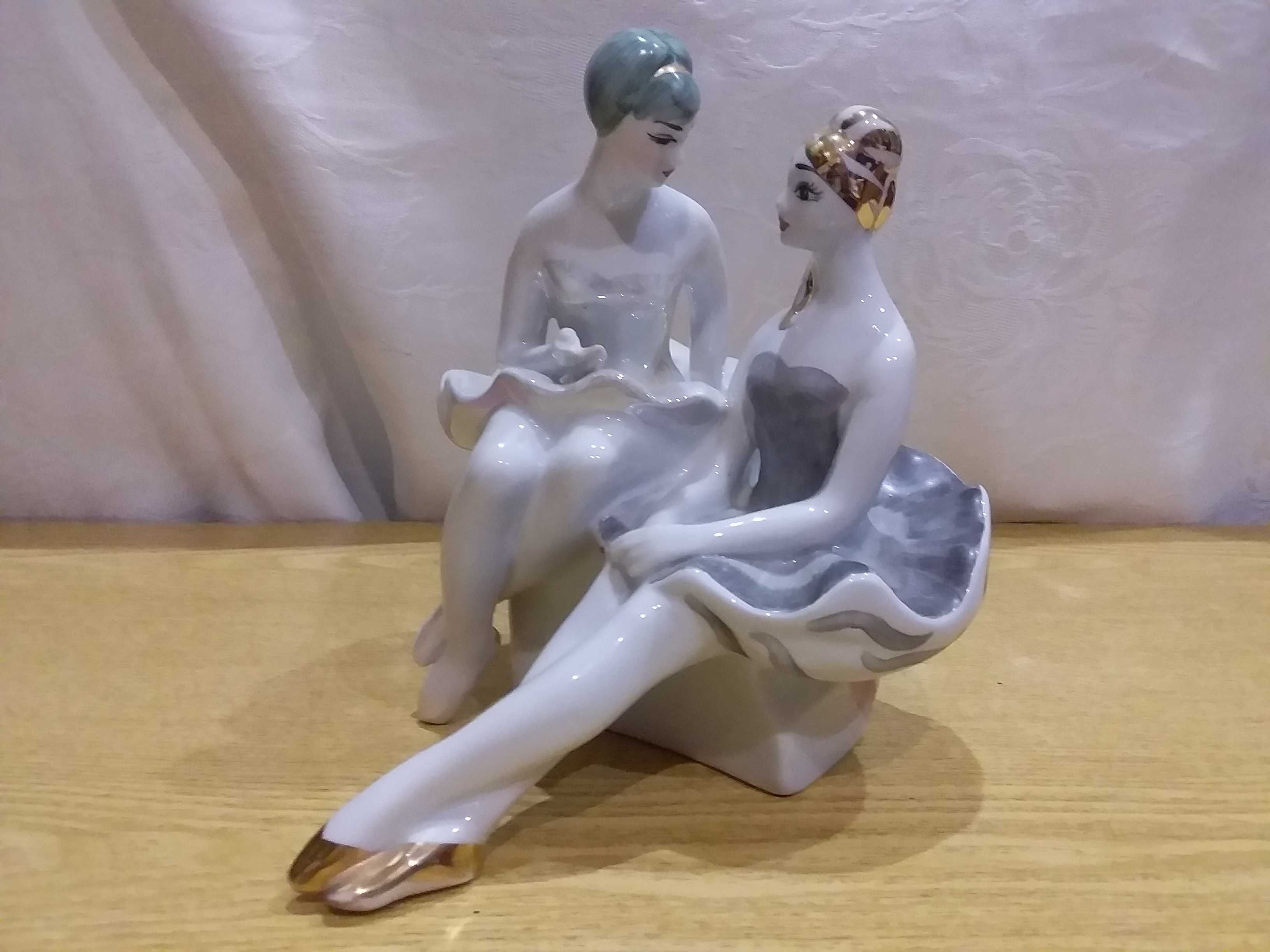 Статуетка з фарфору "Балерини в антракті"