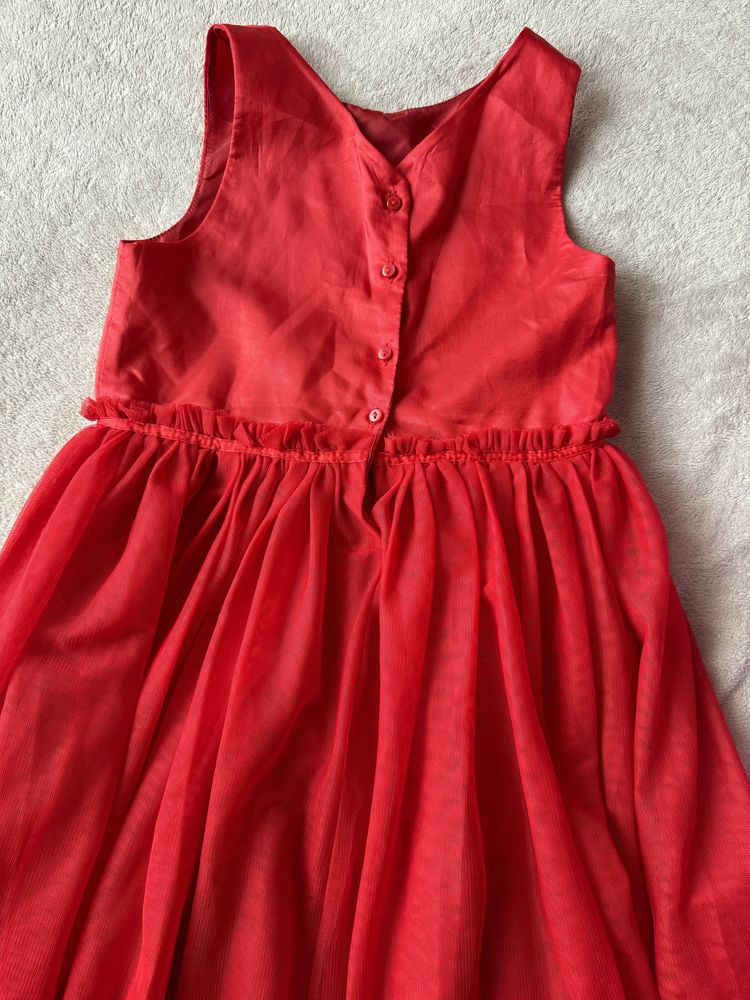 Нарядные платья р.120 и р.134