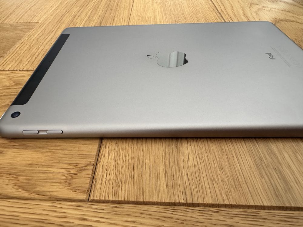 Apple iPad 5th 9,7’’ A1823 Cellular Silver + Klawiatura Logi