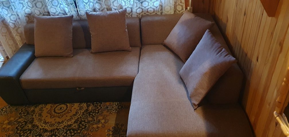 Narożnik z funkcją spania i pojemnikiem plus poduchy